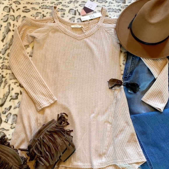 Cold Shoulder Knit Henley Tunic - Picture 4 of 4